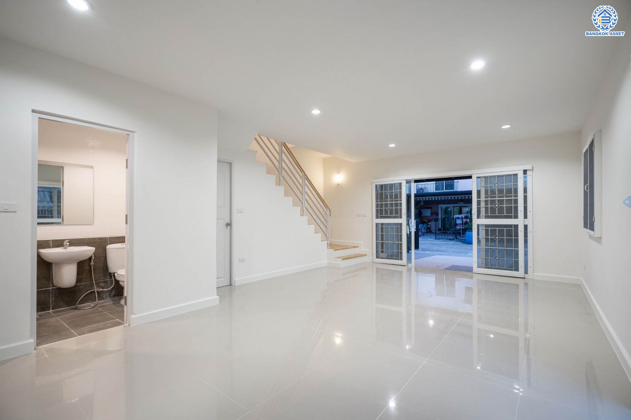 บ้านมือสองตกแต่งใหม่ โครงการ พลีโน่ รัตนาธิเบศร์-ชัยพฤกษ์ คุณภาพแบรนด์ AP ทาวน์เฮ้าส์หลังมุม เนื้อที่ 40.8 ตร.ว. ฟังก์ชัน 3 ห้องนอน 2 ห้องน้ำ 2 ที่จอดรถ ติดถนนเมน พร้อมเข้าอยู่ เชื่อมต่อหลายเส้นทาง ใกล้รถไฟฟ้าสายสีม่วง "สถานีบางพลู" และเซ็นทรัลเวสต์เกต